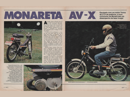Post de tbt da Bicicletas Monark SA mostrando uma página de revista com a Bicicleta Monark Monareta AV-X preta; uma pessoa de capacete a conduz em gramado, com fotos e texto técnico.