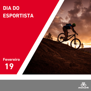 Post de comemoração ao Dia do Esportista com elementos gráficos em vermelho, branco e cinza, nas partes esquerda central e de baixo da imagem e no lado direito uma imagem de um ciclista descendo uma montanha no final de tarde e na parte de baixo, a logo da empresa Bicicletas Monark SA