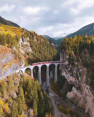 Rhätische Bahn über dem Viadaukt