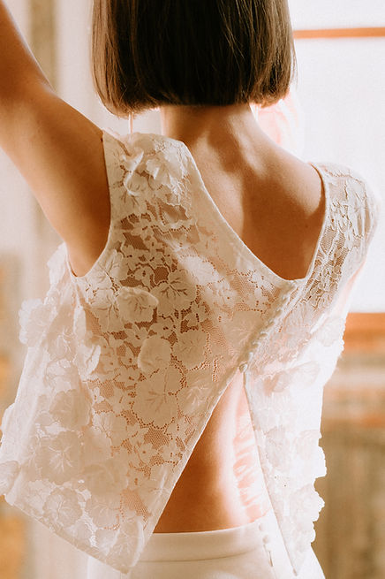 Delphine Josse - Toulouse- Le top floral EDMA révèle une féminité assumée toute en transparence et dentelle, rebrodé à la main de délicates feuilles 3D