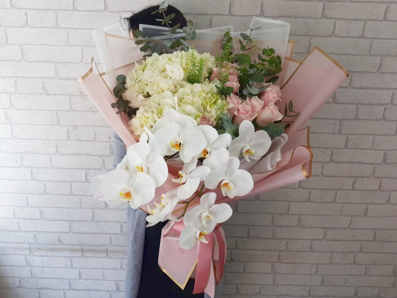 Thumbnail: Timeless Ivory Hand Bouquet