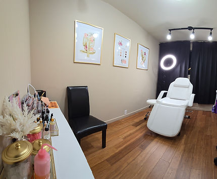 Image of paramedical tattoo artist chair in an office