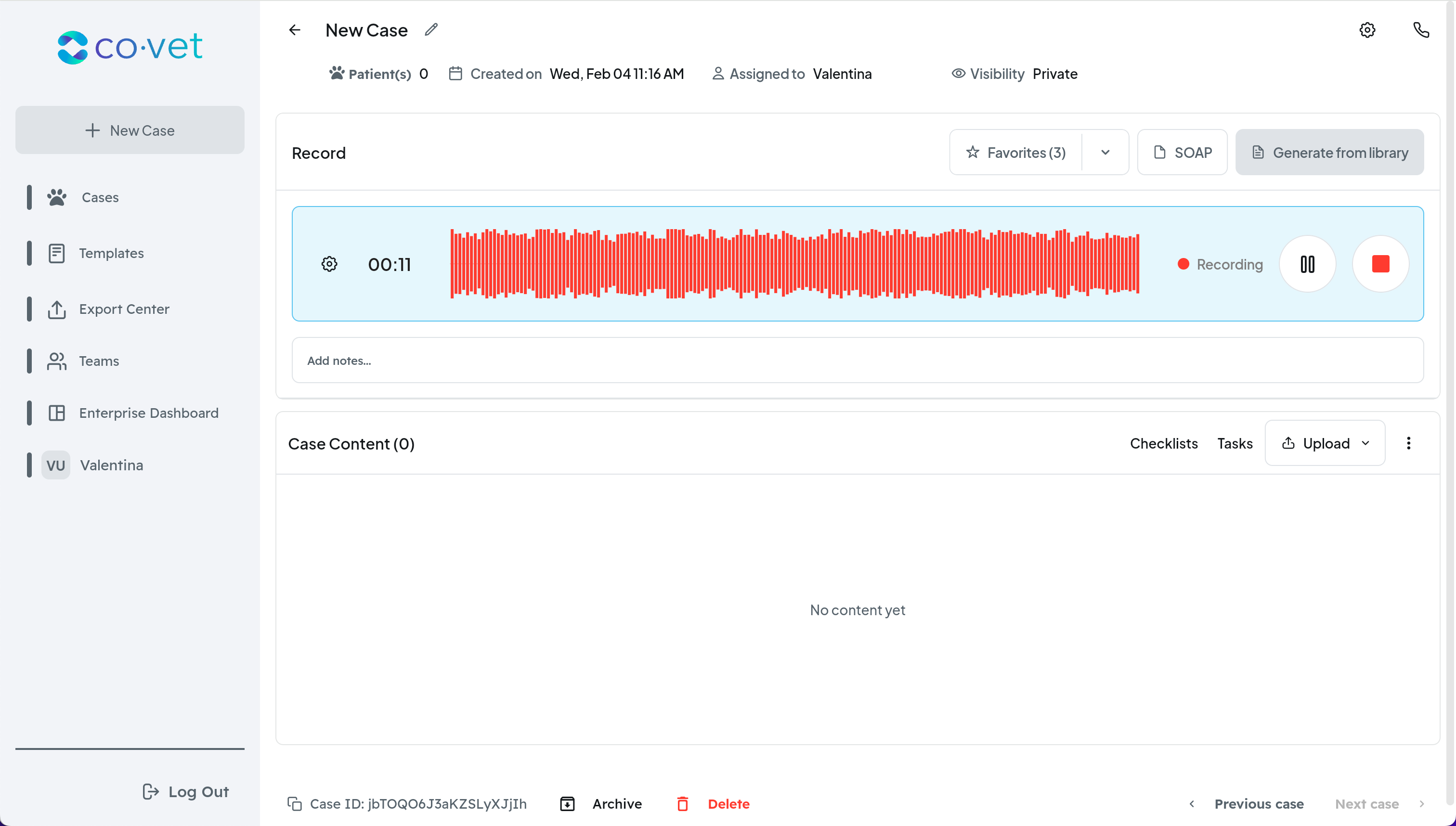 Interface du logiciel vétérinaire CO·vet affichant un nouveau dossier patient avec enregistrement audio en cours, tableau de bord latéral (cas, modèles, export, équipes) et section de contenu de cas en mode privé.