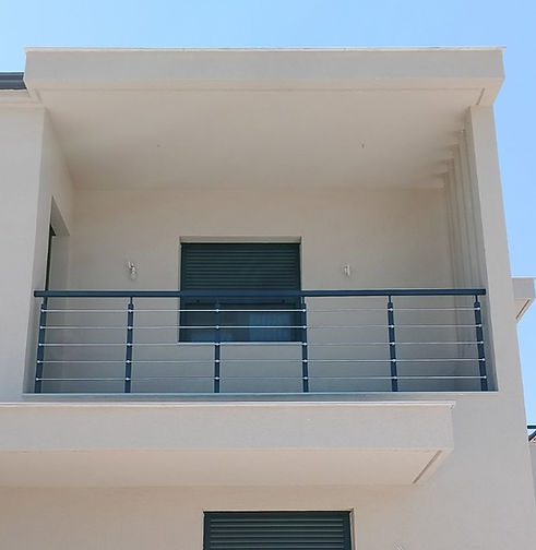 Κατοικία με inox κάγκελα υψηλής αισθητικής και ηλεκτροστατική βαφή, συνδυάζοντας αντοχή και κομψότητα στην πρόσοψη
