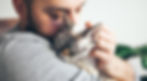 Hombre abrazando a un gato