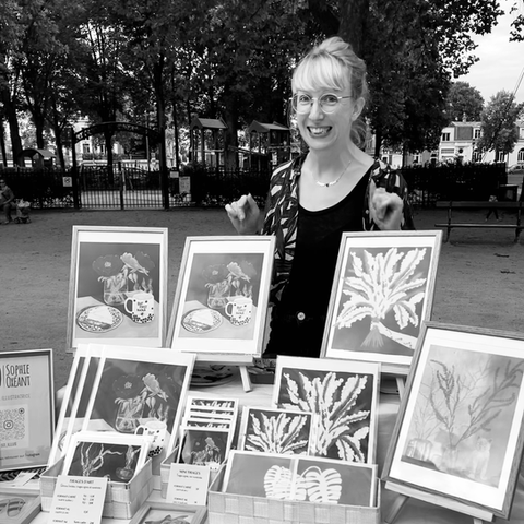 Sophie Oxéant avec ses oeuvres et ses illustrations peintes à la gouache, lors d'un marché de l'illustration et de la création
