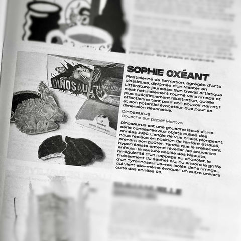 Un extrait de catalogue d'exposition avec un texte consacré au travail artistique de Sophie Oxéant ainsi qu'une reproduction de l'une de ses peintures à la gouache