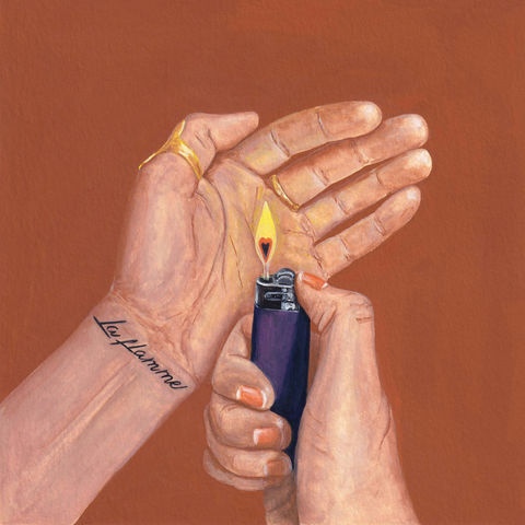 Une main tient dans le creux de l'autre un briquet allumé, la flamme forme un minuscule coeur en son centre, "la flamme" est tatoué sur le poignet