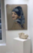 Tableau de l'artiste Stéphanie Paoli réinterprétant la célèbre jeune fille à la perle de Vermeer dans la galerie de Caen "The Artists"