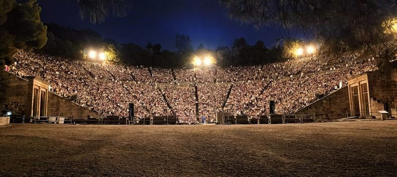Eπιτρέπεται να "πειράζουμε" τα αθάνατα έργα; Μία αναδρομή από τον μύθο στη σκηνή