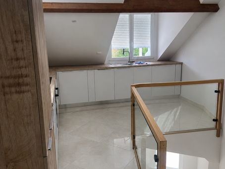Cuisine contemporaine sous combles : une transformation sur mesure