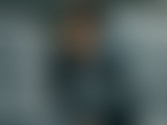 ノートPCをまとめて運ぶスタッフ