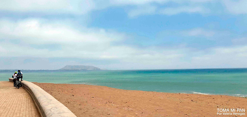 Una pareja en el malecón de la Costa verde