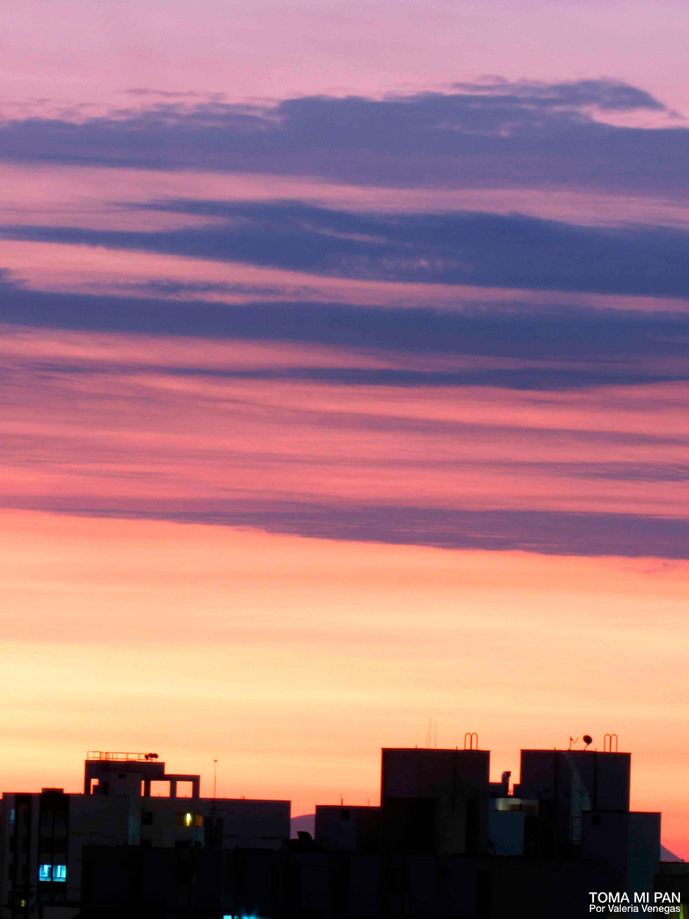 Puesta del sol limeña desde lo alto de un edificio