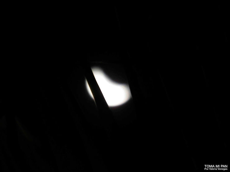 Desenfoque de luna menguante con un palo entre la luna y la cámara de fotos