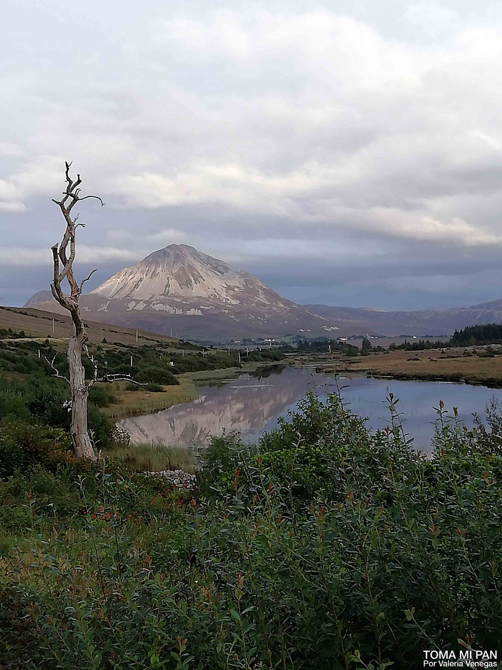 El reflejo de una montaña con nieve en Donegal Irlanda