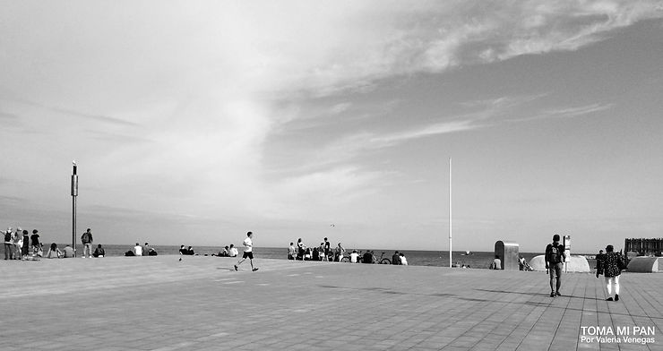 Un chico corriendo en la barceloneta