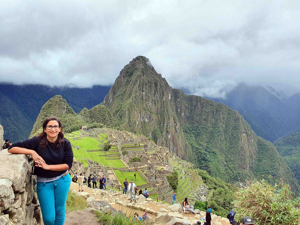mujer se toma foto con el huayna pichu