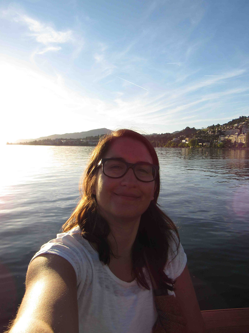 Selfie de una chica y el lago de Montreux, en el atardecer