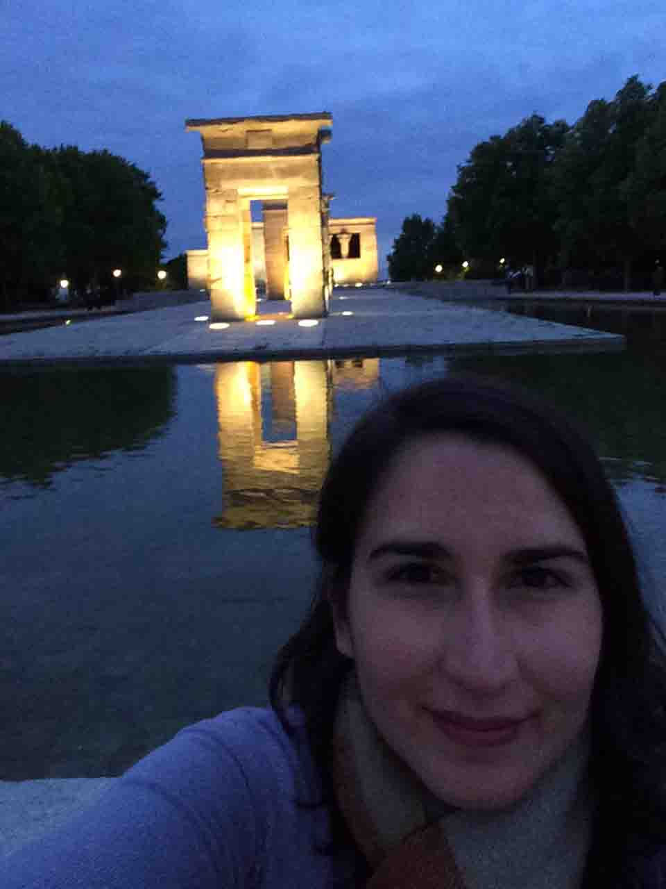 Selfie de una chica en el templo de Debod en Madrid