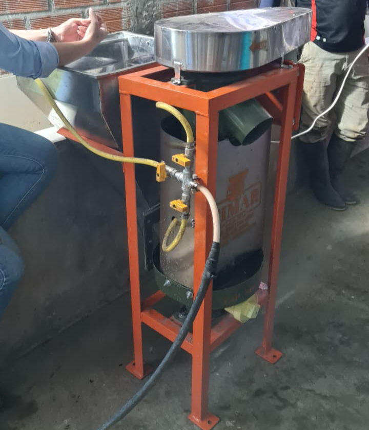 Desmucilador de café. Reduz o consumo de água no beneficiamento primário do café de 40L / kg para menos de 1L / kg. Além disso, reduz o tempo gasto pelo produtor no beneficiamento primário e melhora a qualidade do produto final.