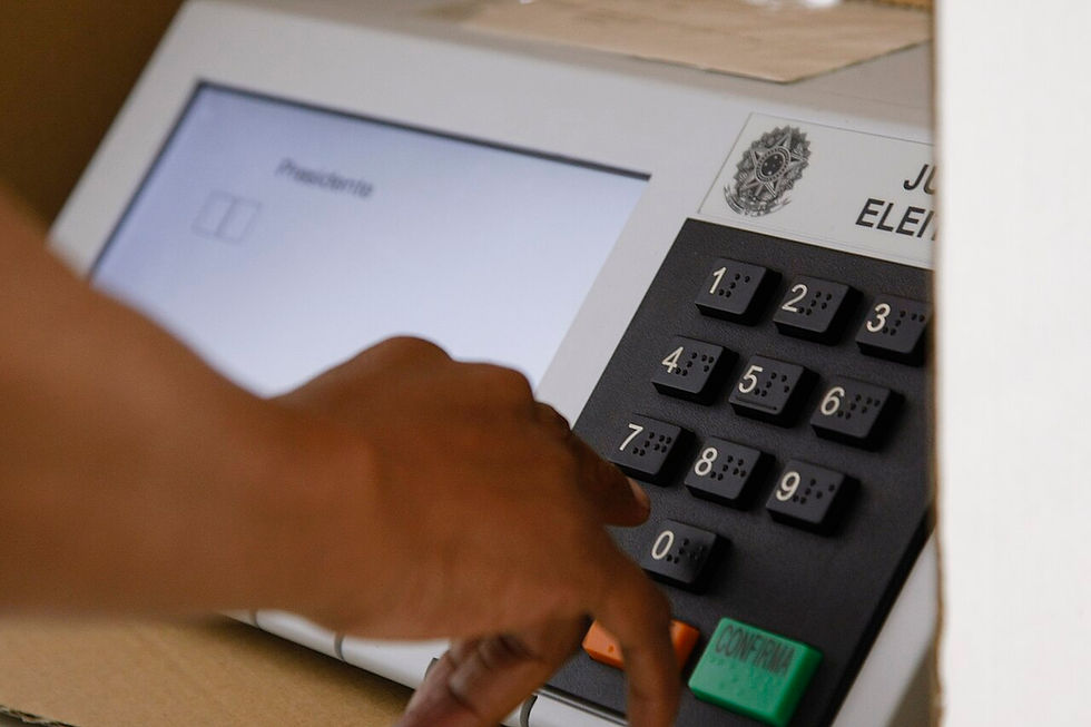Eleitores votando em seção eleitoral no Brasil