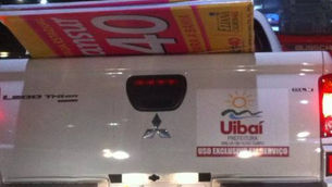 Carro da prefeitura de Uibaí é flagrado transportando placas eleitorais.