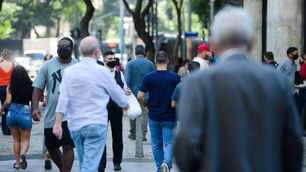 Média de mortes por covid-19 tem queda de 32% em um mês no país