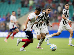 Bahia vence Botafogo de virada e volta a triunfar