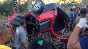 Carro capota na BA 052 próximo a América Dourada.