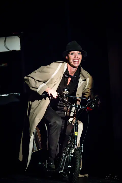 comédienne pour enfant sur vélo