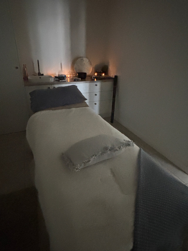 Tee's healing room — treatment space with crystals and soft light