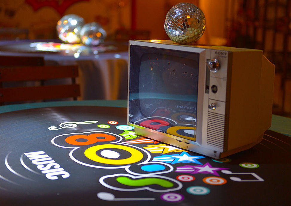 ערב שנות השמונים
תפאורת שנות השמונים
תפאורה לקונספט שנות השמונים
תפאורה למסיבת שנות השמונים