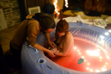 Enfantement libre. Piscine de naissance