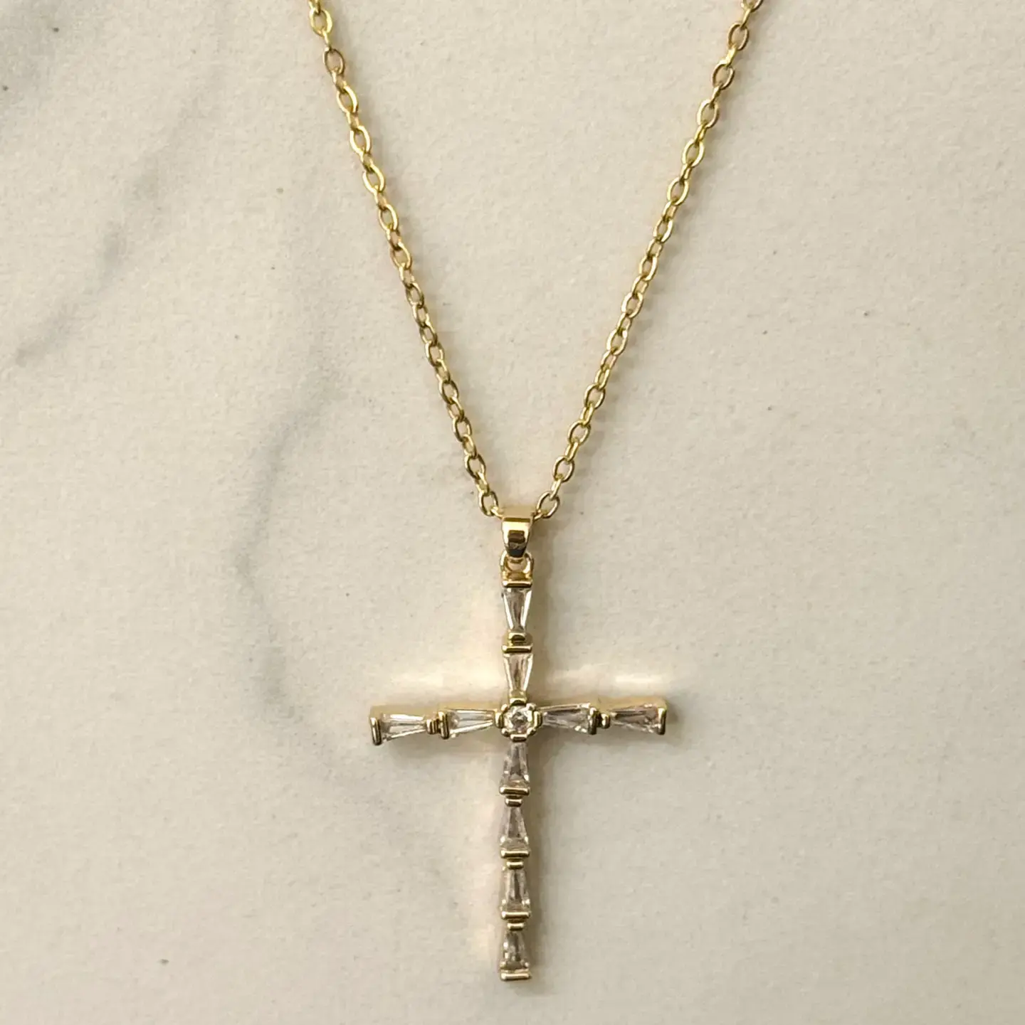 Collier croix avec pierres en zirconium
