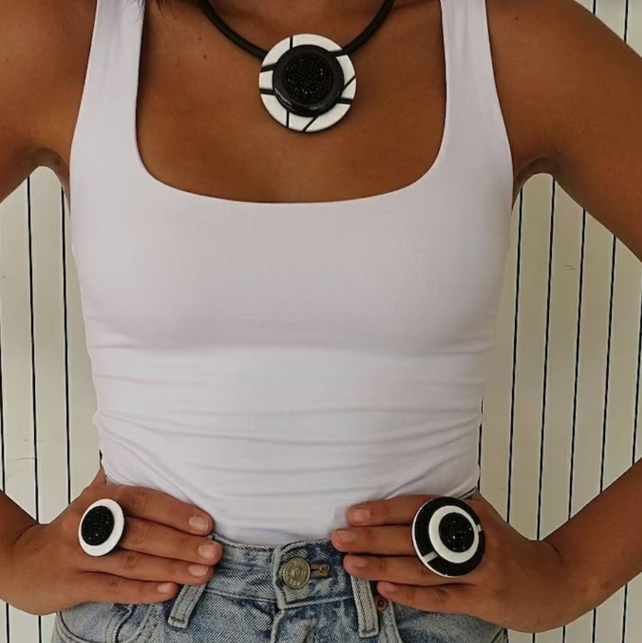 Thumbnail: טבעת עיגול פסים שחור לבן