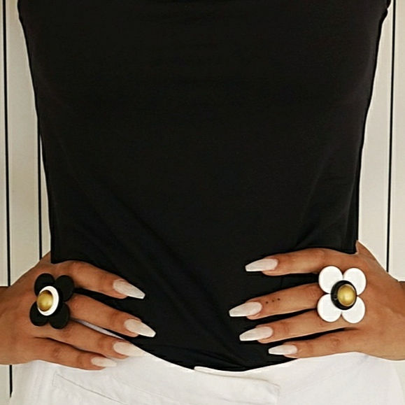 Thumbnail: טבעת פרח לבן וזהב