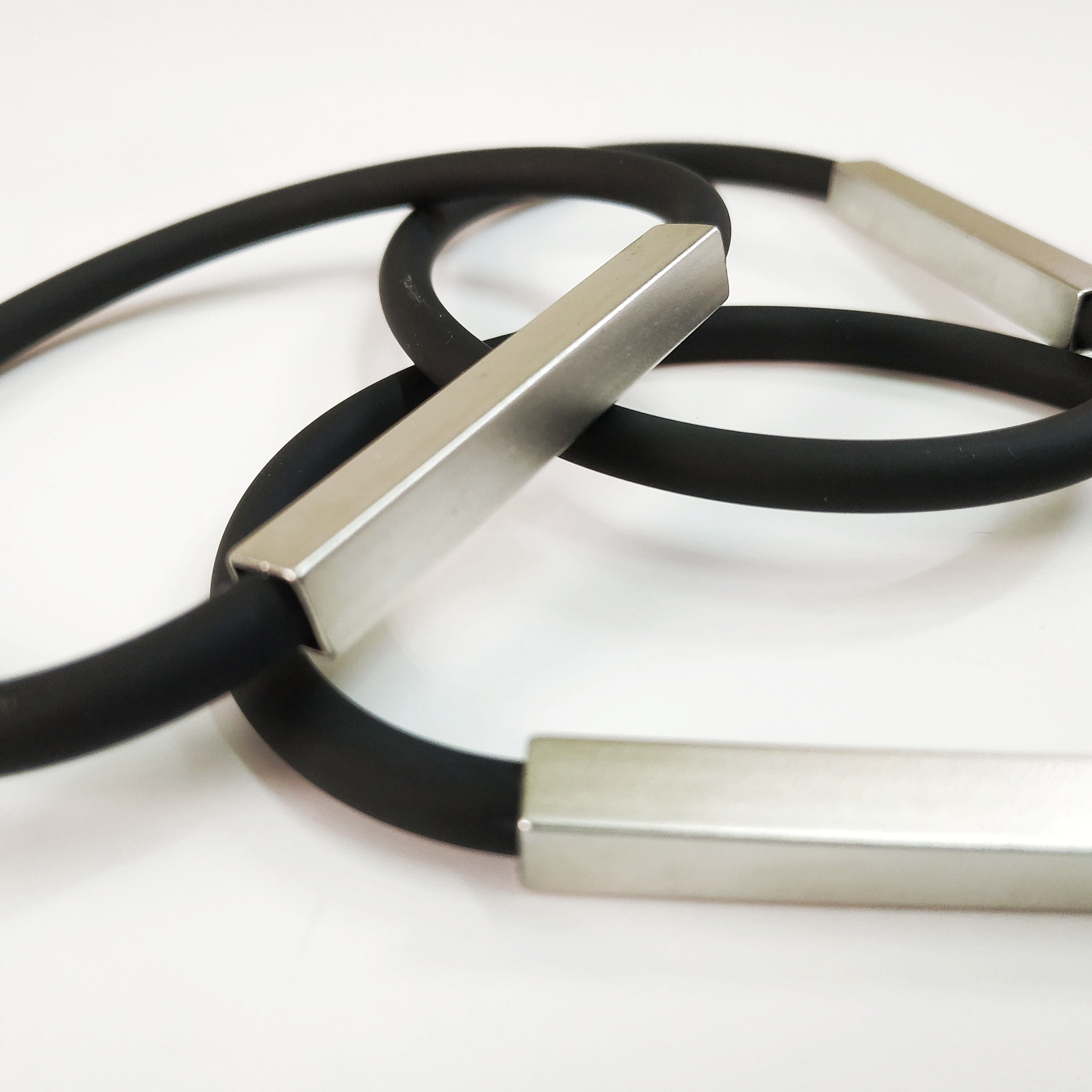 שלשת צמידים צינור מרובע שחור וכסף מט