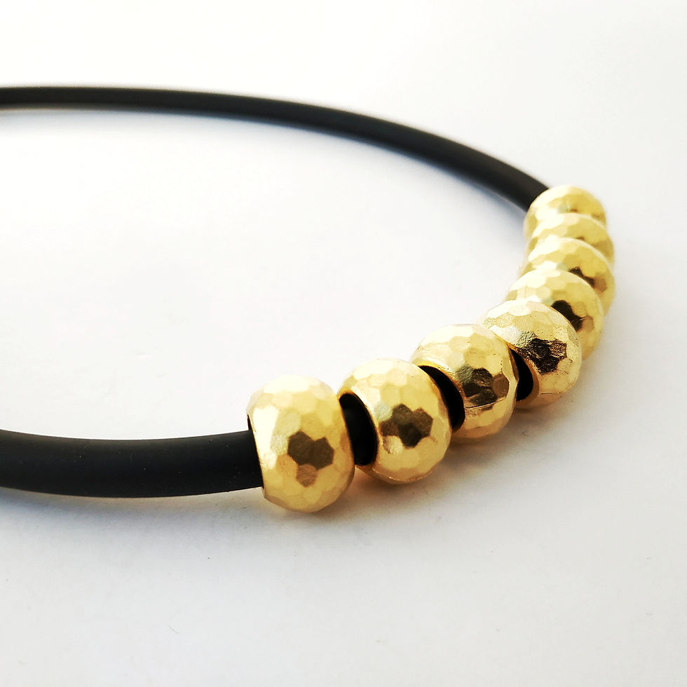 Thumbnail: שרשרת נוכחות חרוזי כוורת בשחור וזהב