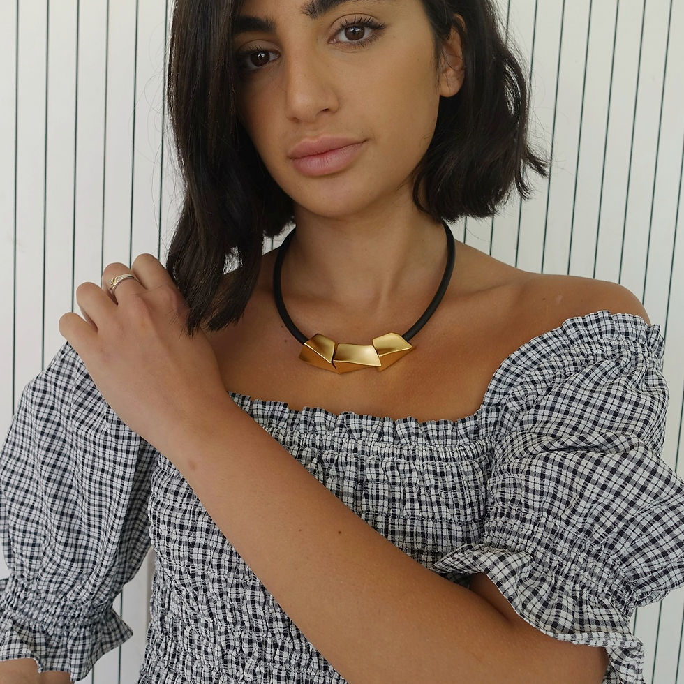 Thumbnail: שרשרת שלושה חרוזים מפותלים שחור וזהב