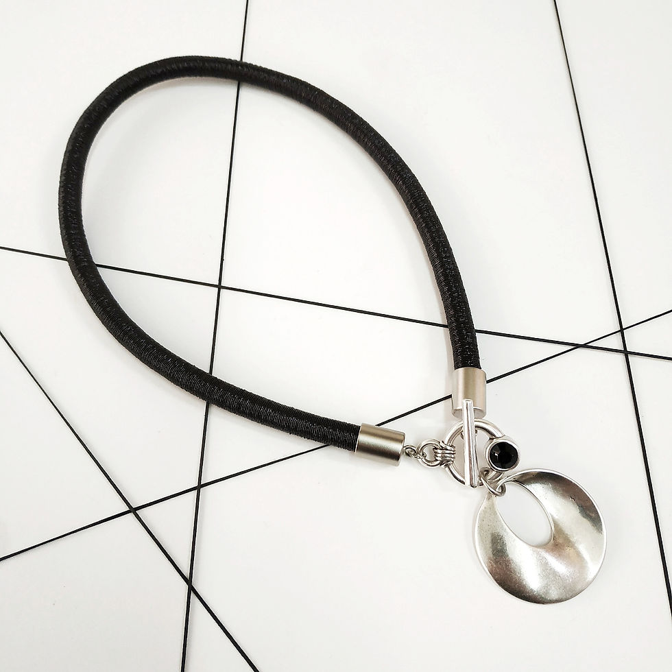 Thumbnail: שרשרת קצרה עם תליון עיגול מפוסל שחור וכסף