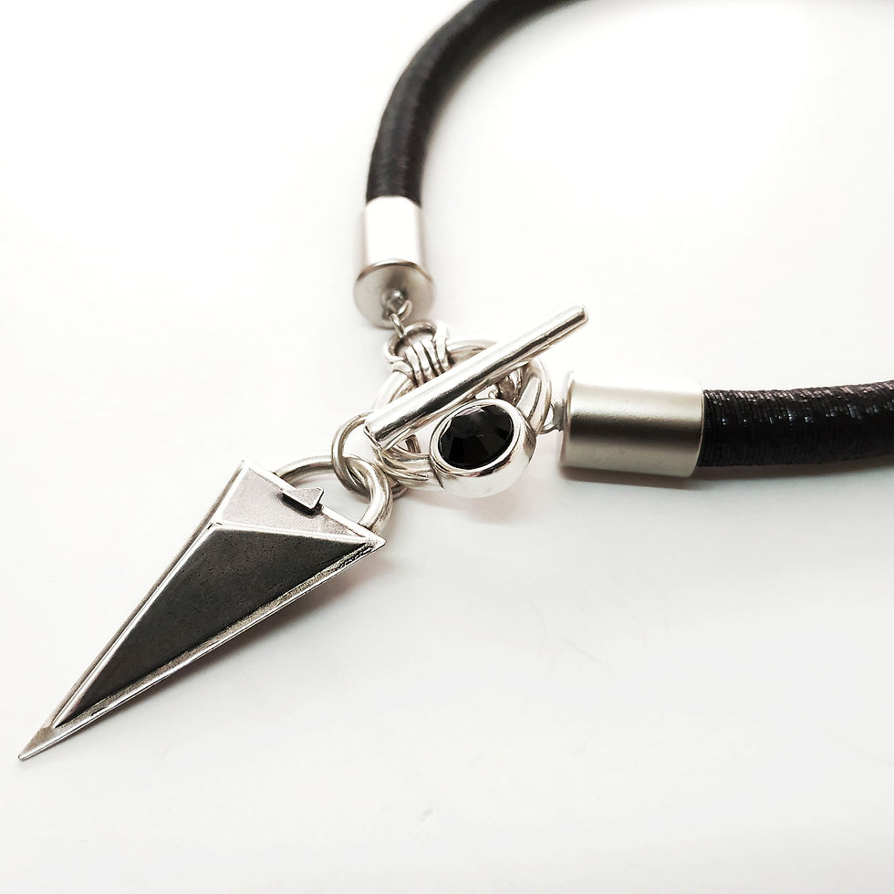 Thumbnail: שרשרת קצרה עם תליון משולש שחור וזהב