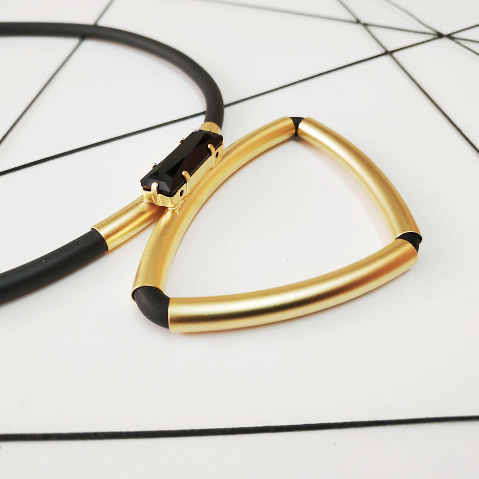 Thumbnail: שרשרת משולש צינורות שחור וזהב