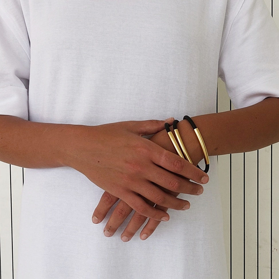 Thumbnail: שלשת צמידים צינור שחור וזהב מט