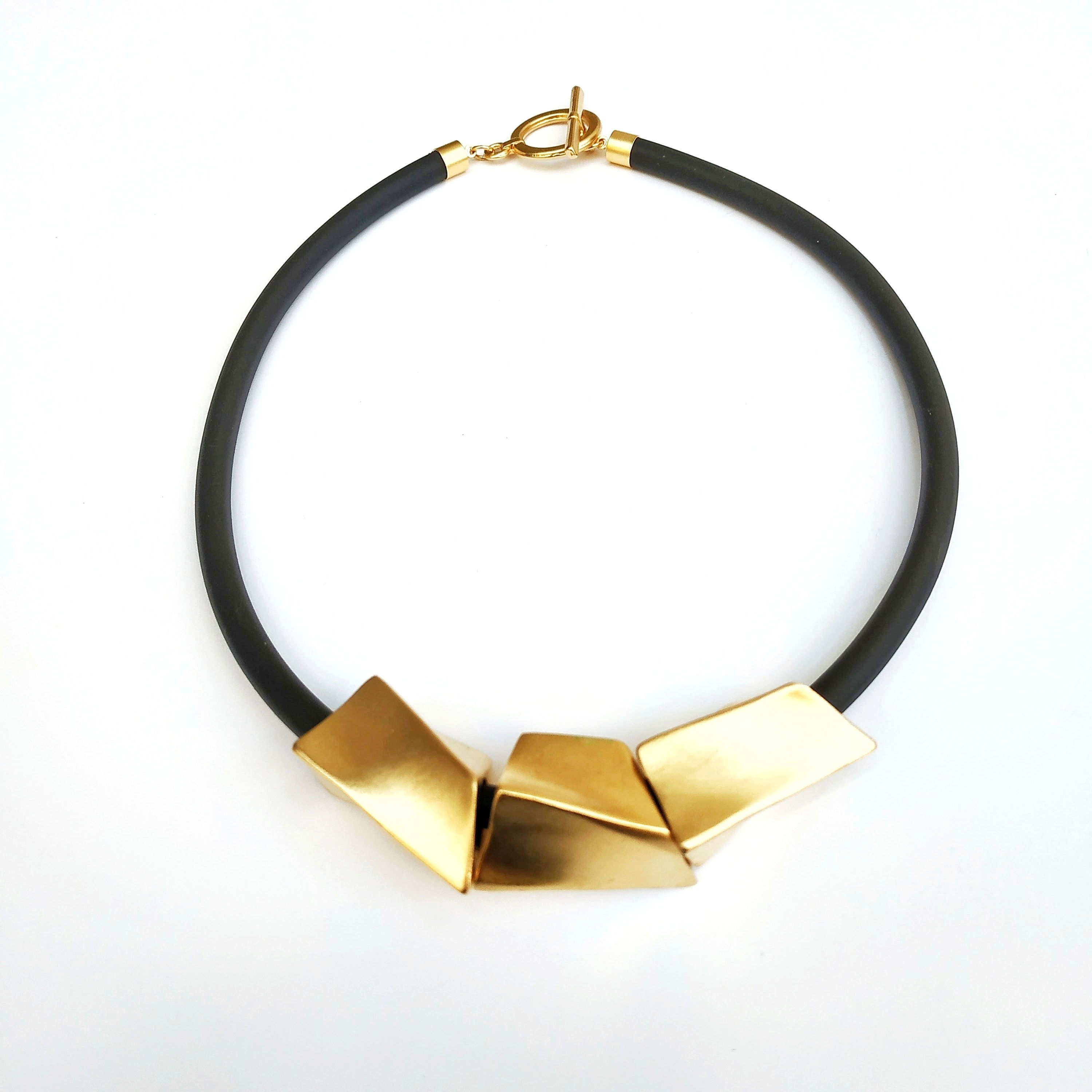 שרשרת שלושה חרוזים מפותלים שחור וזהב