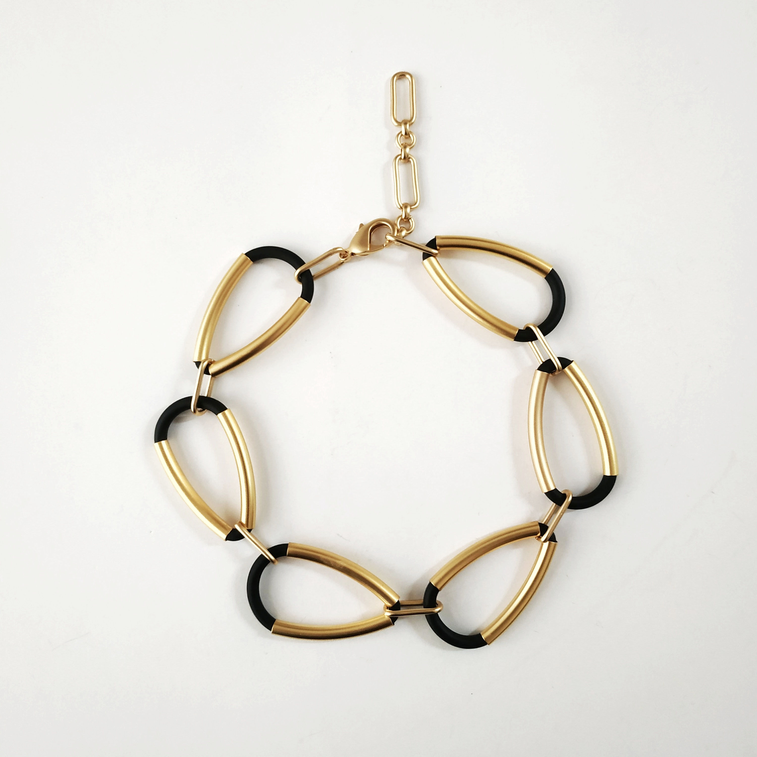 שרשרת נוכחות חוליות טיפות בשחור וזהב