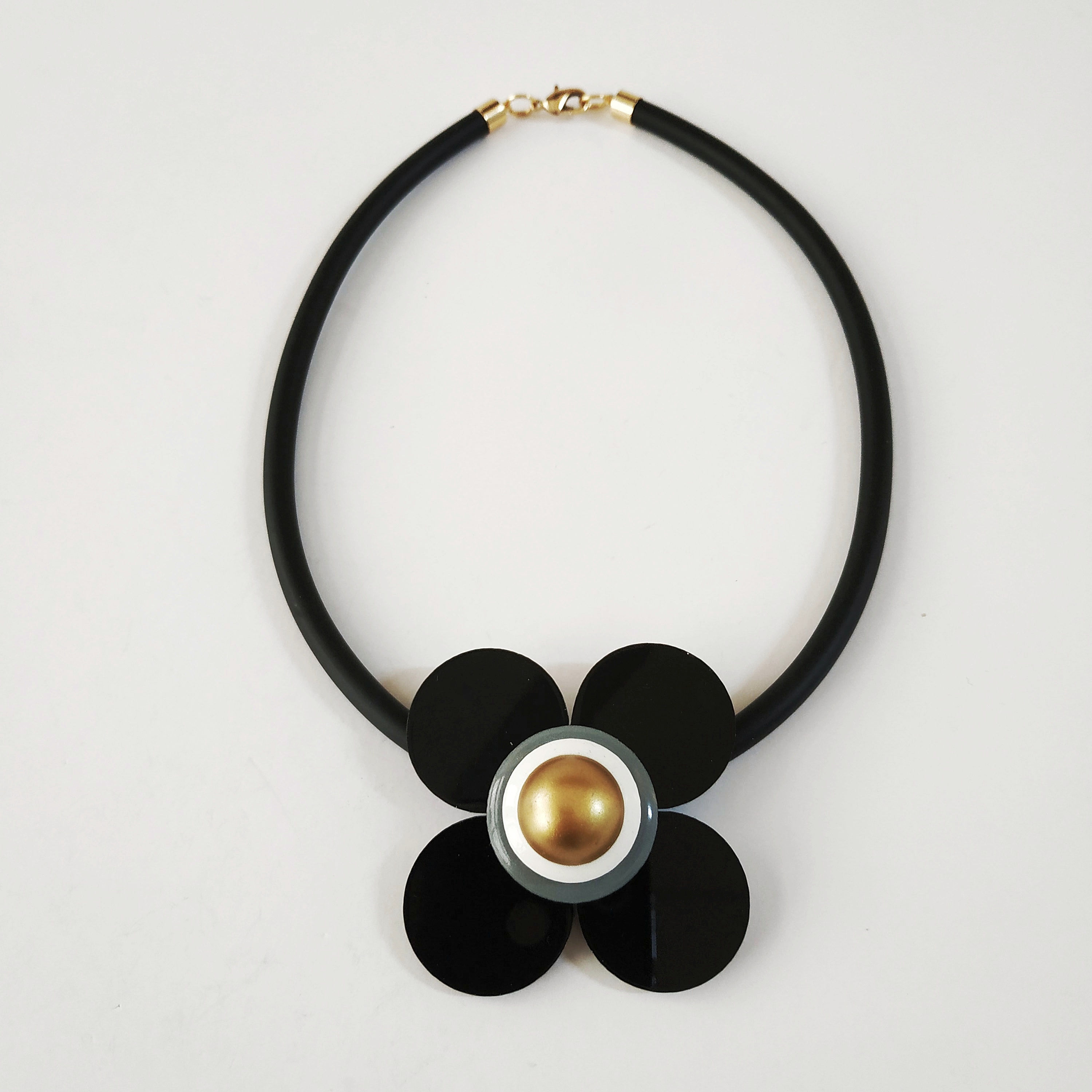 שרשרת נוכחות פרח שחור וזהב