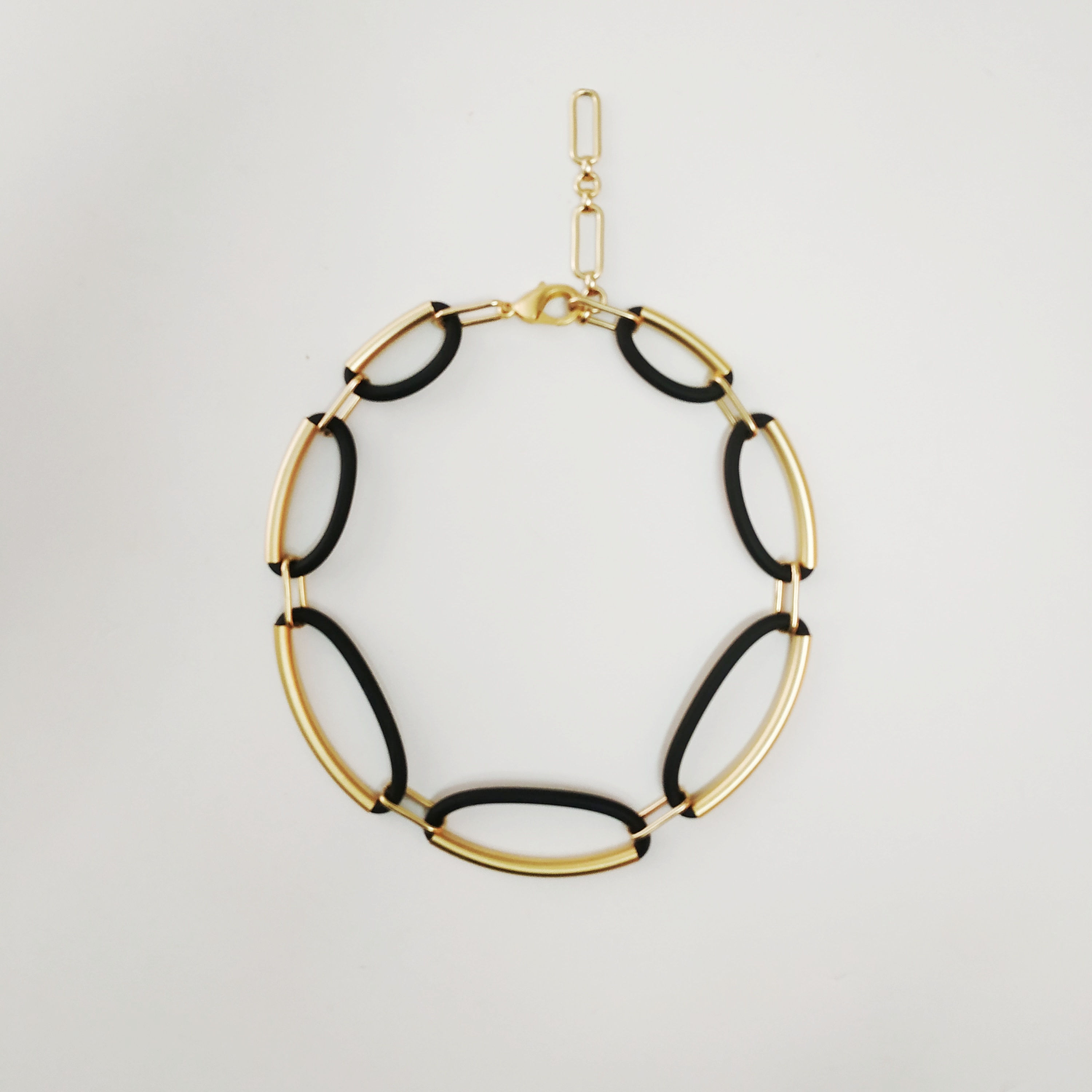 שרשרת חוליות גדלים משתנים שחור וזהב