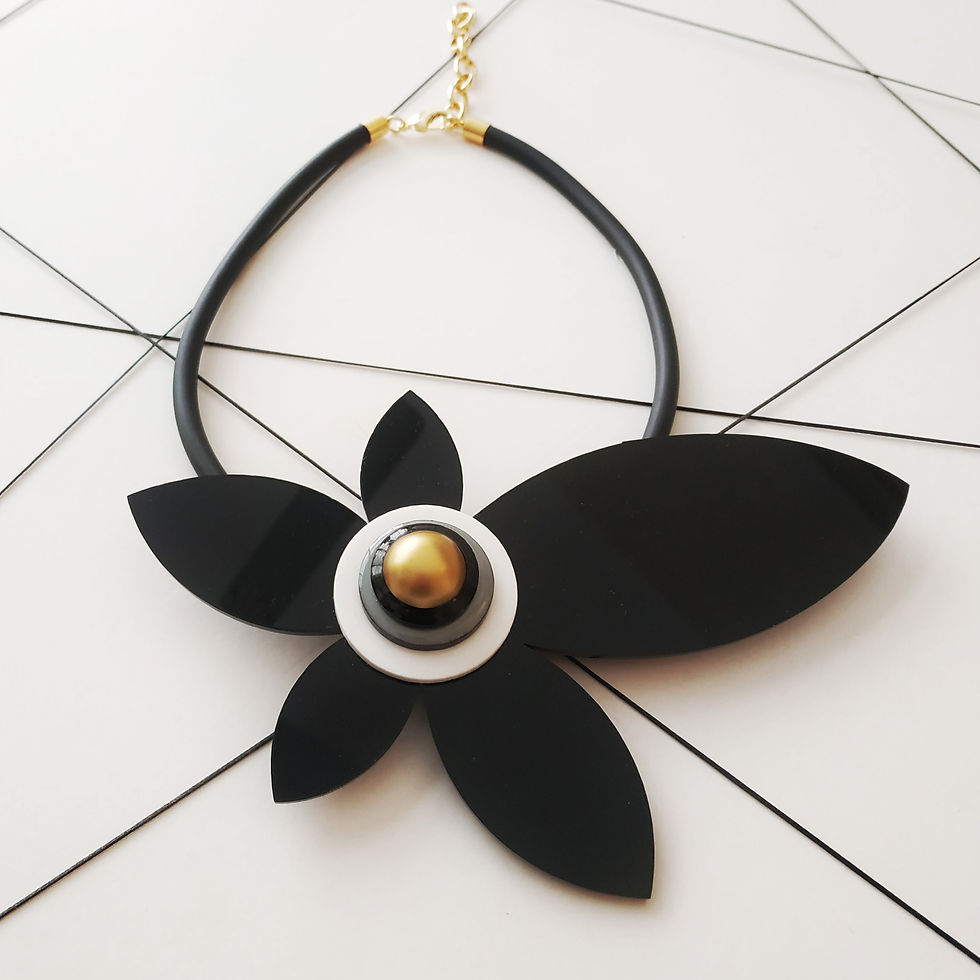 Thumbnail: שרשרת נוכחות פרח שחור גדול