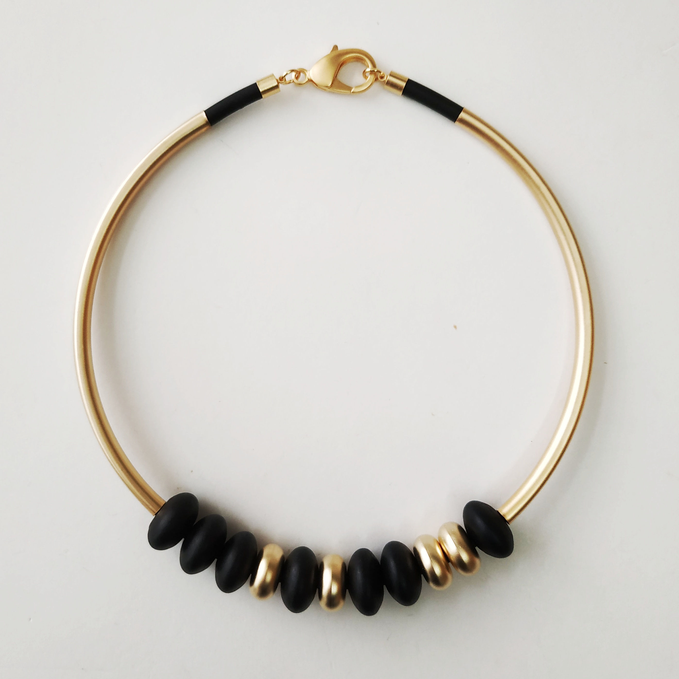 שרשרת קולר חרוזים שחור וזהב